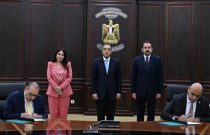 رئيس
      الوزراء
      يشهد
      توقيع
      اتفاقية
      تأسيس
      شركة
      ”مواصلات
      مدن
      مصر”
      لتشغيل
      منظومة
      النقل
      الذكي
      بالمدن
      العمرانية
      الجديدة