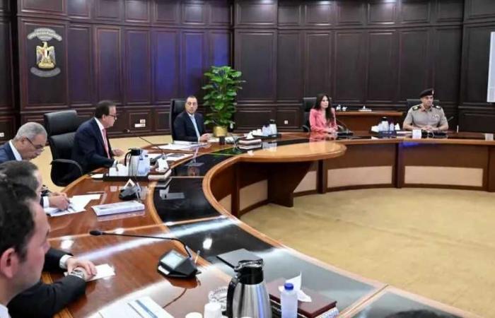 رئيس
      الوزراء
      يستعرض
      مقترح
      مشروعي
      المدينتين
      الطبيتين
      المتكاملتين
      بالعاصمة
      الجديدة
      ومدينة
      العلمين
      الجديدة