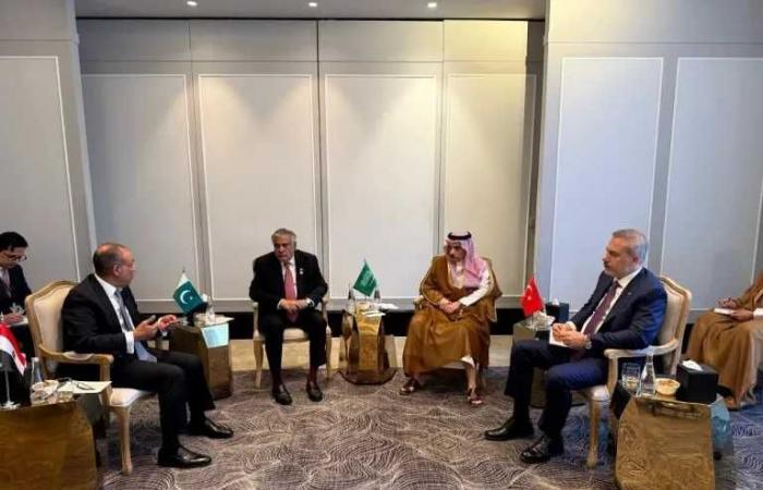 وزير
      الخارجية
      يشارك
      في
      الاجتماع
      الخامس
      للأطراف
      الإقليمية
      الأربعة
      لبحث
      مستجدات
      الأوضاع
      الإقليمية
      وجهود
      خفض
      التصعيد
