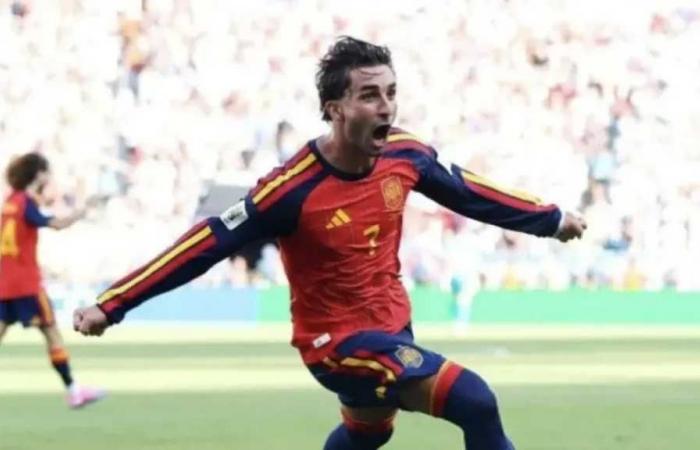 فيران
      توريس
      يخطف
      الأنظار
      خارج
      الملعب
      بعد
      تتويجه
      مع
      إسبانيا
      بكأس
      العالم