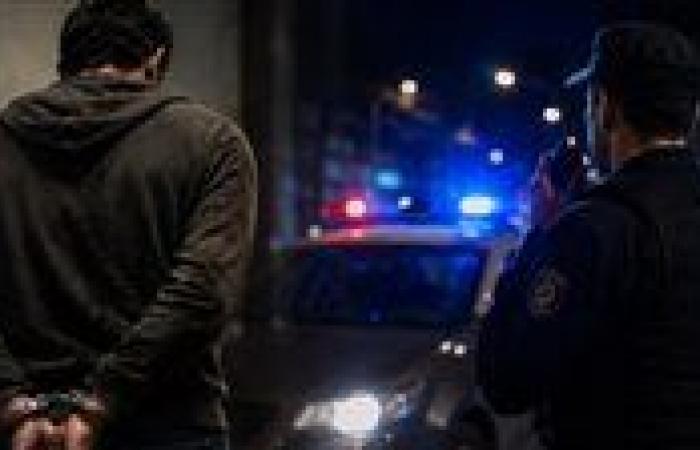 بالبلدي: من
      الشارع
      إلى
      قفص
      الاتهام..
      إحالة
      متهم
      بحيازة
      مخدرات
      وسلاح
      ناري
      غير
      مرخص
      إلى
      محكمة
      الجنايات
      بحلوان