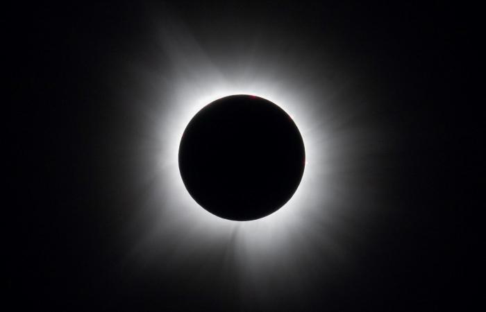 بالبلدي: كيف تحمي بصرك أثناء مشاهدة كسوف الشمس الكلي هذا الشهر؟