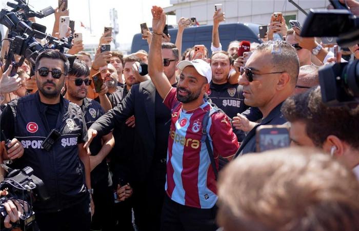 بالبلدي : بكرة
      ذهبية..
      طرابوزن
      يثير
      حماس
      جماهيره
      في
      أول
      ظهور
      لـ
      محمد
      صلاح