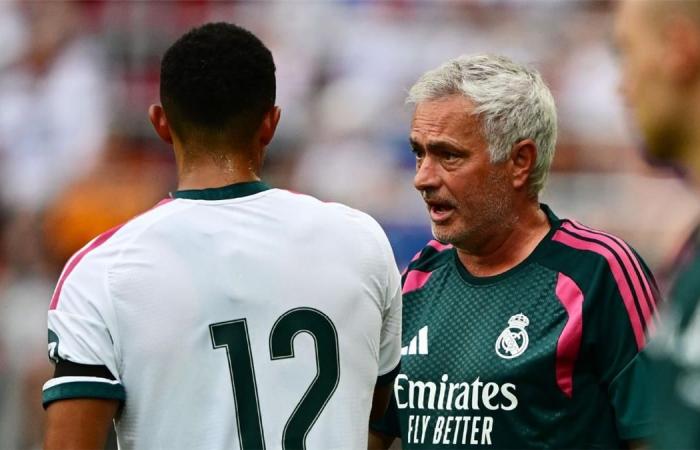 بالبلدي : عاجل
      ورسميًا
      |
      ريال
      مدريد
      يعلن
      عن
      صفقته
      السادسة