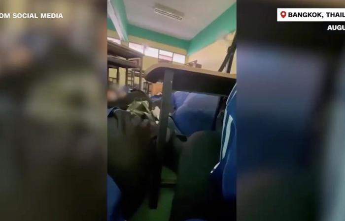 بالبلدي: لحظة احتماء طلاب تحت الطاولات أثناء إطلاق نار بمدرسة في تايلاند