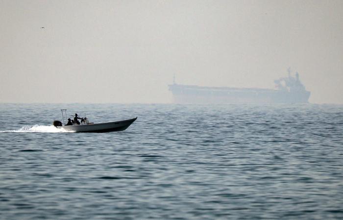 بالبلدي: إيران.. مشروع قانون لمنع السفن "المعادية" من عبور مضيق هرمز