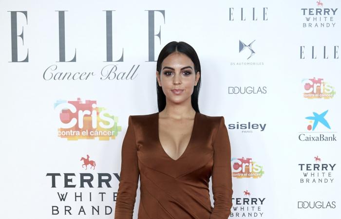 بالبلدي: قصّات تكشف أكثر مما تخفي.. جورجينا رودريغيز والأزياء الجريئة عبر السنوات