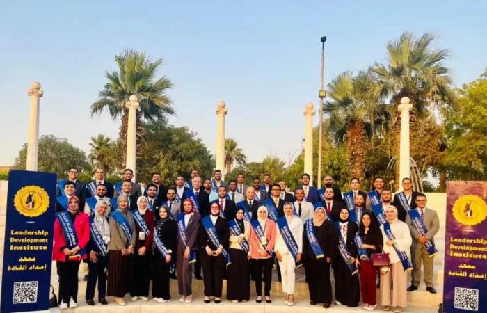 جامعة
      أسوان
      تشارك
      في
      برنامج
      «صناع
      القادة»
      لتنمية
      مهارات
      القيادة
      والتواصل
      الفعال
      لأعضاء
      الهيئة
      المعاونة
      بالجامعات