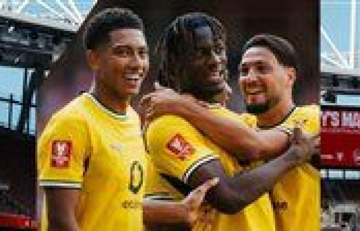 بالبلدي: بوروسيا
      دورتموند
      يحصل
      على
      بطولة
      الإمارات
      الودية
      بعد
      تدمير
      مدفعية
      أرسنال