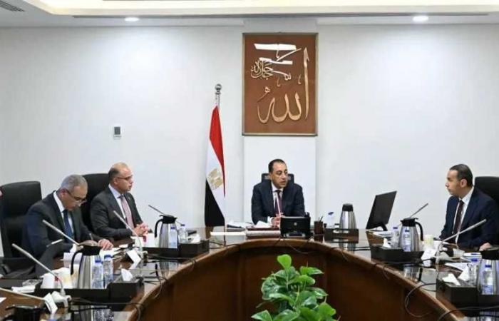 رئيس
      الوزراء
      يستعرض
      عددا
      من
      المقترحات
      لتطوير
      أداء
      البورصة
      المصرية
      وما
      حققته
      من
      إنجازات
      خلال
      الفترة
      الماضية
