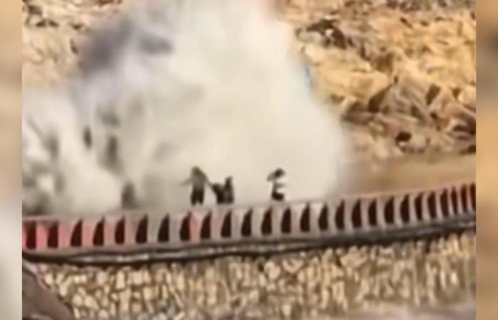 belbalady موجة عاتية تجرف صبيًا من البر إلى البحر بفعل إعصار "دولفين".. ومشاهد لرياح شديدة