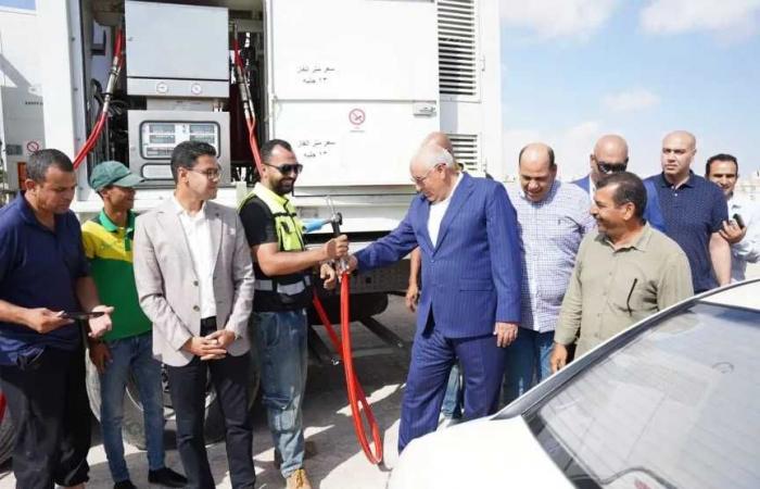 محافظ
      مطروح
      يتفقد
      سيارتين
      لتموين
      غاز
      السيارات...
      ويوجه
      بالإسراع
      في
      تحويل
      محطات
      الوقود
      للعمل
      بالغاز