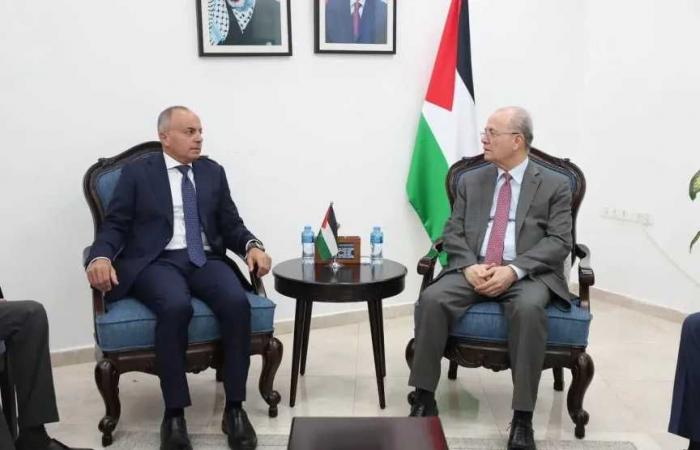 السفير
      المصري
      في
      رام
      الله
      يلتقي
      رئيس
      الوزراء
      ووزيرة
      الخارجية
      الفلسطينيين
      ويبحث
      تطورات
      الأوضاع
      في
      الأراضي
      الفلسطينية