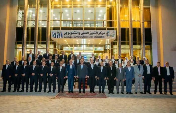 وزير
      الدولة
      للإنتاج
      الحربي
      يتابع
      سير
      العملية
      البحثية
      بمركز
      التميز
      العلمي
      والتكنولوجي