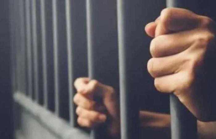 حبس
      صاحب
      شركة
      4
      أيام
      لاتهامه
      بالتحرش
      بـ3
      سيدات
      أثناء
      التقدم
      للعمل
      بالقاهرة