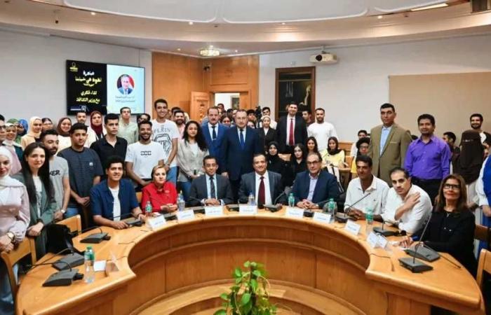 القوة
      في
      شبابناquot;
      في
      دورتها
      الثالثة..
      لقاء
      فكري
      مع
      وزير
      الثقافة
      والأمين
      العام
      للمجلس
      الأعلى
      للثقافة