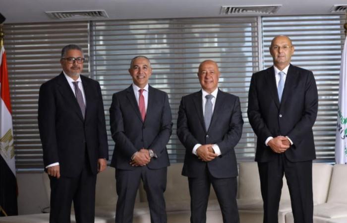 بالبلدي : بنك
      التعمير
      والإسكان
      يقفز
      بأرباحه
      إلى
      9.9
      مليار
      جنيه
      في
      النصف
      الأول
      من
      2026
      بنمو
      11.2%