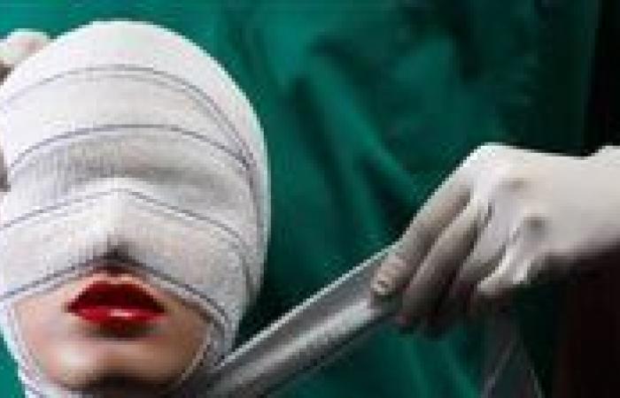 بالبلدي: وشها
      اتنفخ
      شهرين..
      بلاغ
      يتهم
      طبيب
      تجميل
      بالتسبب
      في
      إصابة
      سيدة
      بالنزهة