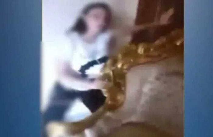 الأمن
      يكشف
      حقيقة
      فيديو
      مشاجرة
      أمام
      شقة
      فتاة
      في
      أكتوبر
      بسبب
      خلافات
      الميراث