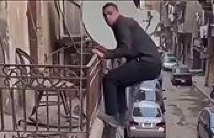 بالبلدي : حضرتك
      حرامي..
      فيديو
      لص
      يحاول
      دخول
      شقة
      من
      الشرفة
      يثير
      الجدل..
      ما
      القصة؟