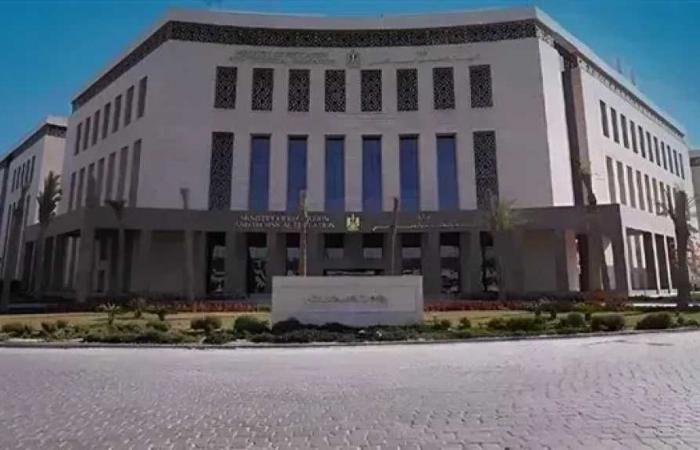 ضوابط
      التحويل
      بين
      المعاهد
      الأزهرية
      والمدارس
      لعام
      2027..
      التعليم
      توضح
