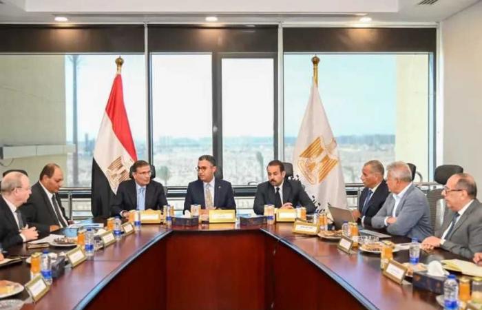 وزيرا
      التموين
      والزراعة
      ومدير
      جهاز
      مستقبل
      مصر
      يبحثون
      بالعلمين
      الخطوات
      التنفيذية
      للمشروع
      القومي
      «كاري
      أون»
