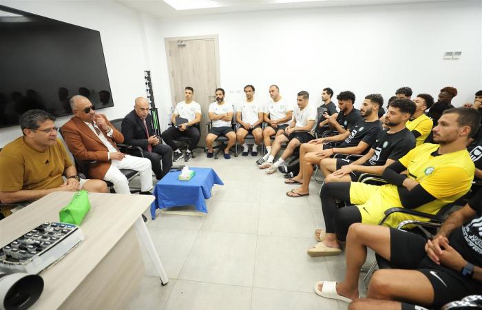 بالبلدي: أشرف
      نصار
      يلتقي
      لاعبي
      البنك
      الأهلي
      لتحفيزهم
      قبل
      انطلاق
      الموسم
      الجديد