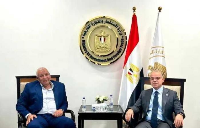 وزير
      الاستثمار
      يلتقي
      محافظ
      مطروح
      لبحث
      الاستفادة
      من
      أنظمة
      الاستثمار
      المختلفة
      لدعم
      جهود
      التنمية
      بالمحافظة