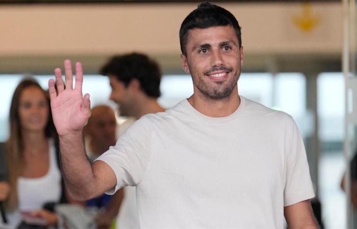 بالبلدي : أول
      تعليق
      من
      رودري
      بعد
      وصوله
      إلى
      برشلونة