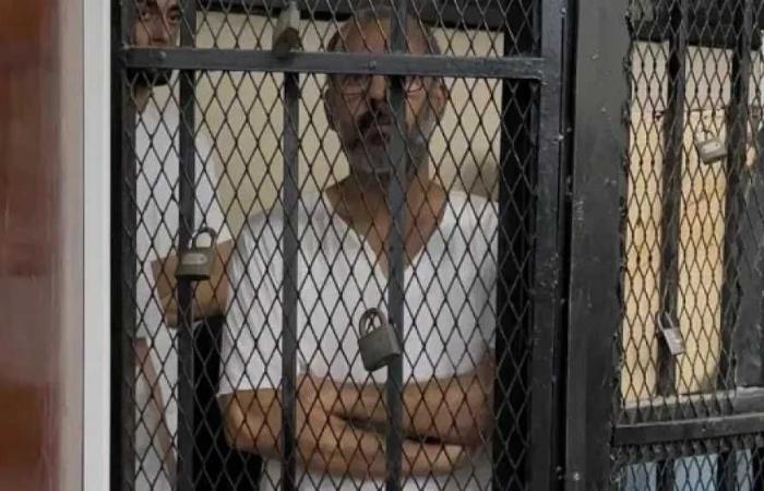 أول
      ظهور
      لـ«صاحب
      بيت
      فاطم»
      أمام
      المحكمة..
      تفاصيل
      أقواله
      في
      قضية
      هتك
      العرض
      والتحرش