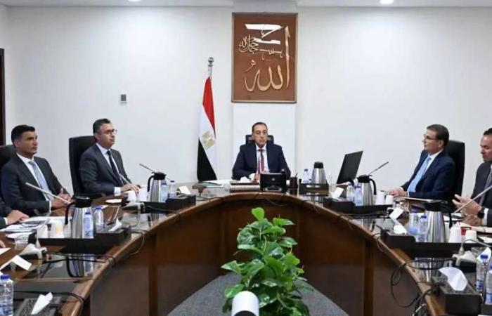 رئيس
      الوزراء
      يستعرض
      مقترح
      تنفيذ
      مبادرة
      ”القرية
      المنتجة”
      لتعزيز
      التنمية
      المستدامة
      بالقرية
      المصرية
