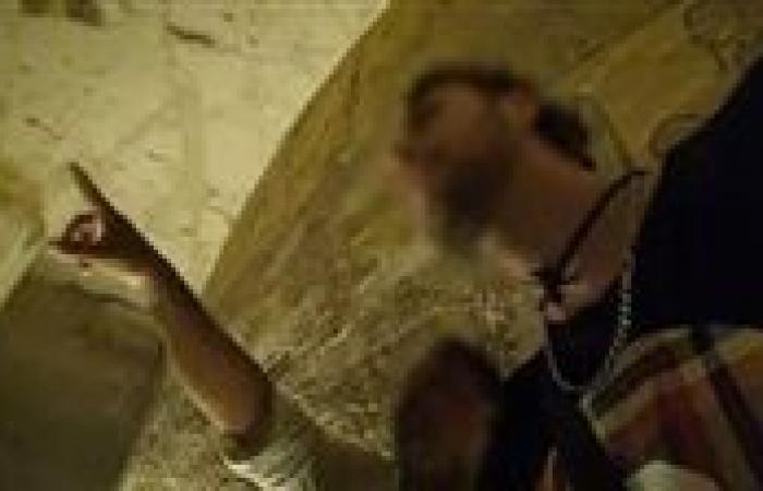 بالبلدي: فيديو
      يفضح
      حارسين
      سمحا
      لسائح
      بدخول
      منطقة
      أثرية
      مغلقة
      بمقابل
      مالي
      في
      الأقصر