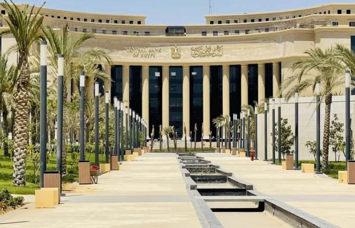 بالبلدي : نشرة
      بنكي
      |
      البنك
      المركزي
      المصري
      يصدر
      تقرير
      السياسة
      النقدية
      للربع
      الثاني
      من
      2026
      ..
      المركزي
      يقرر
      تعطيل
      العمل
      بالبنوك
      يوم
      الخميس
      27
      أغسطس