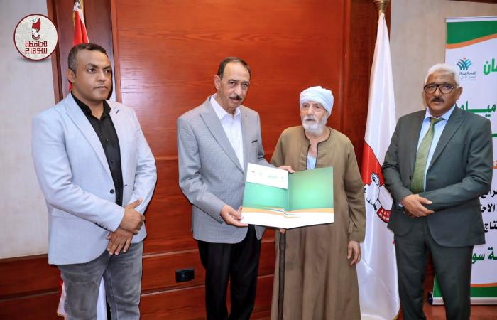بالبلدي: محافظ
      سوهاج
      يسلم
      20
      رأس
      ماشية
      ومليون
      جنيه
      للأسر
      الأولى
      بالرعاية