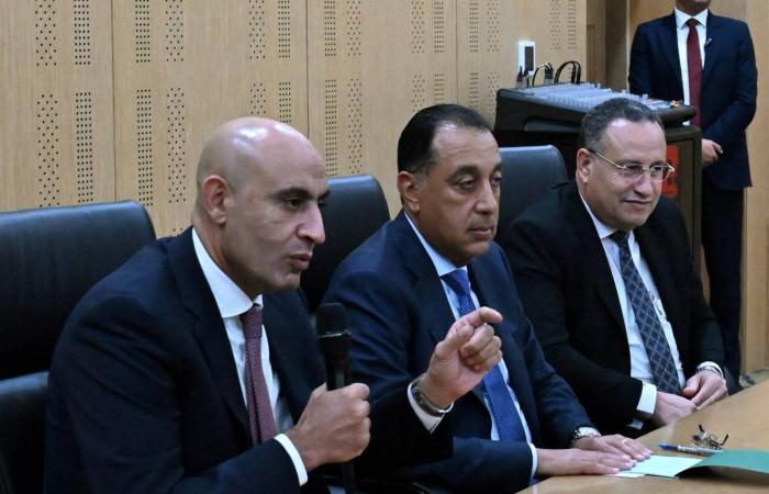 بالبلدي : رئيس
      الوزراء
      يلتقى
      أوائل
      طلبة
      شهادة
      الثانوية
      العامة