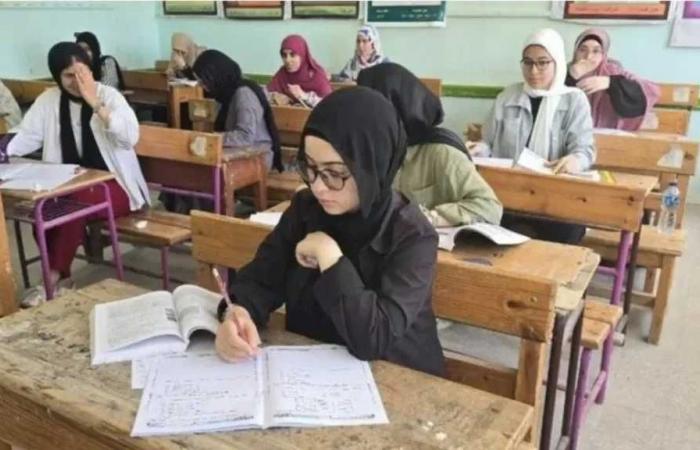 عبر
      موقع
      الوزارة..
      خطوات
      تحميل
      مناهج
      الصف
      الثاني
      بكالوريا