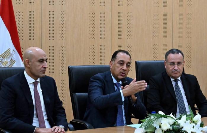 بالبلدي : رئيس
      الوزراء
      يلتقى
      أوائل
      طلبة
      شهادة
      الثانوية
      العامة