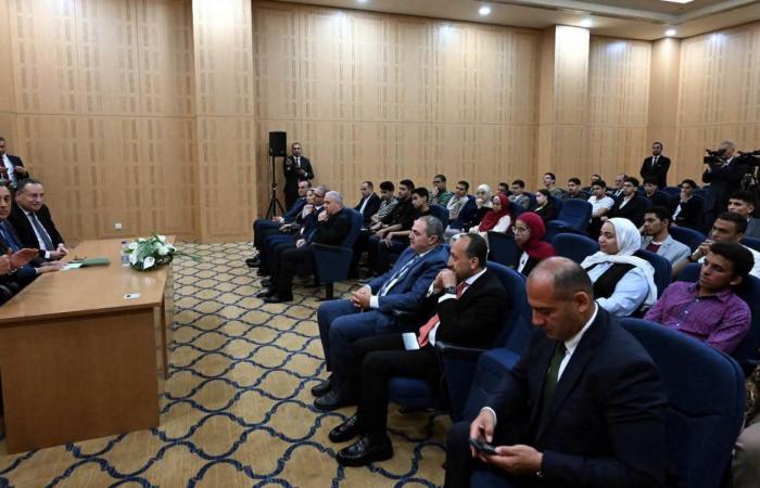 بالبلدي : رئيس
      الوزراء
      يلتقى
      أوائل
      طلبة
      شهادة
      الثانوية
      العامة