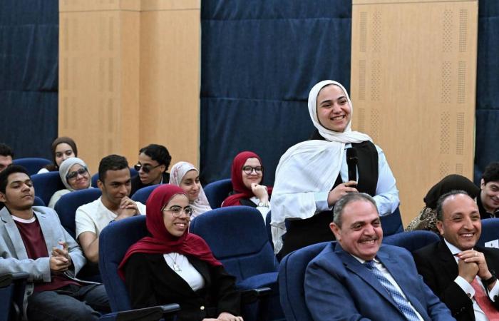 بالبلدي : رئيس
      الوزراء
      يلتقى
      أوائل
      طلبة
      شهادة
      الثانوية
      العامة