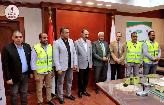 بالبلدي: محافظ
      سوهاج
      يسلم
      20
      رأس
      ماشية
      ومليون
      جنيه
      للأسر
      الأولى
      بالرعاية