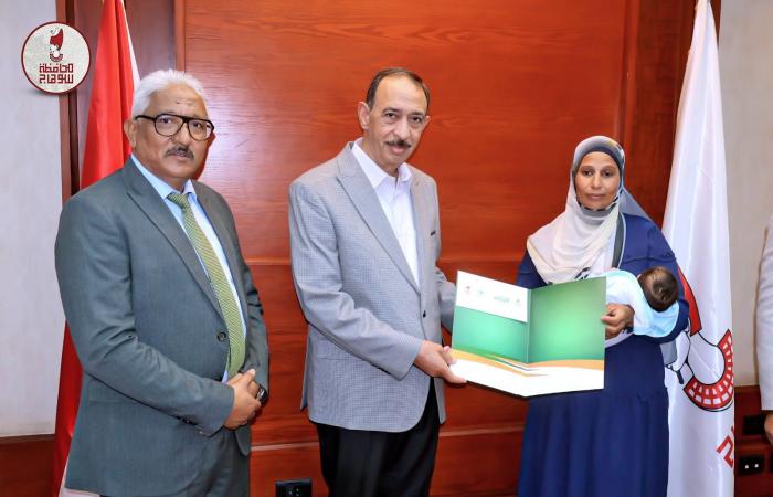 بالبلدي: محافظ
      سوهاج
      يسلم
      20
      رأس
      ماشية
      ومليون
      جنيه
      للأسر
      الأولى
      بالرعاية