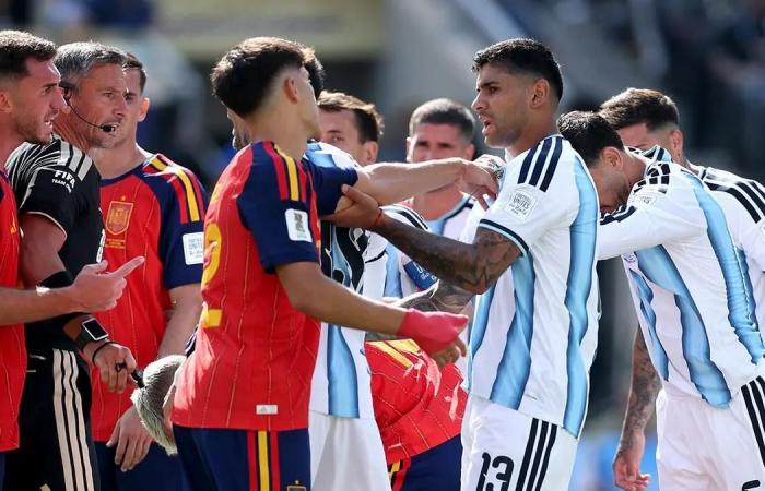 بالبلدي : فيفا
      يعلن
      عقوبات
      نهائي
      كأس
      العالم
      2026..
      صدمة
      قوية
      لـ
      الأرجنتين