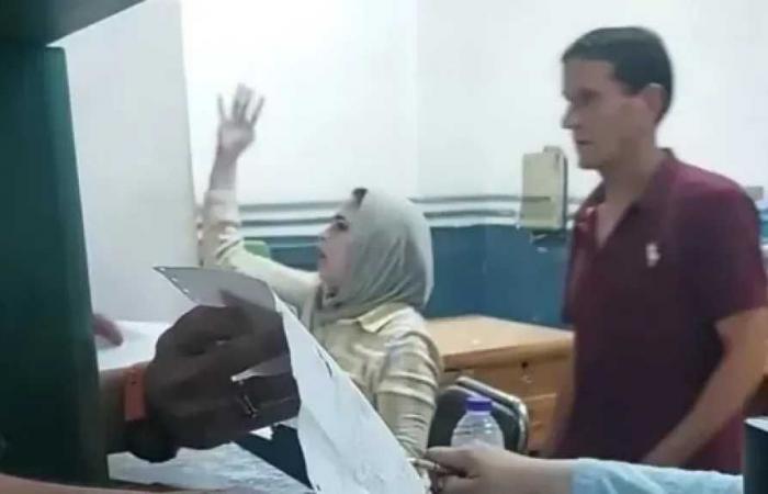 إيقاف
      موظفة
      بتأمينات
      الهرم
      وإحالتها
      للتحقيق
      بعد
      التعدي
      على
      مواطن
      أثناء
      تلقي
      الخدمة
