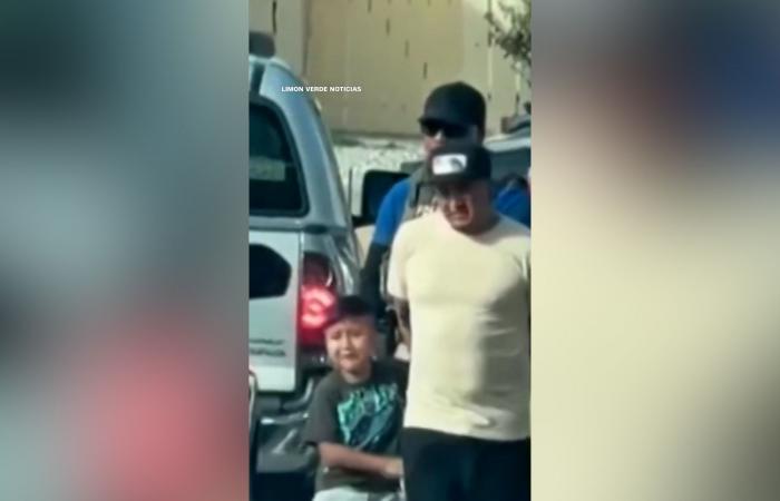 بالبلدي: تشبث بوالده باكيا.. مشهد مؤثر للحظة احتجاز أب وابنه من قبل ICE بتكساس