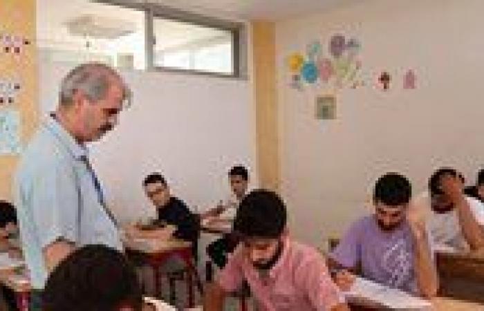 بالبلدي : معلم:
      «مادة
      اللغة
      الإنجليزية
      بتانية
      بكالوريا
      يشبه
      مناهج
      الشهادات
      الدولية
      المعتمدة»