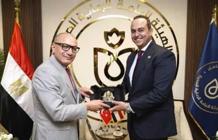 تعاون
      مصري
      تركي
      في
      القطاع
      الصحي..
      تدريب
      20
      طبيبًا
      على
      الجراحات
      الروبوتية
      وتعزيز
      السياحة
      العلاجية