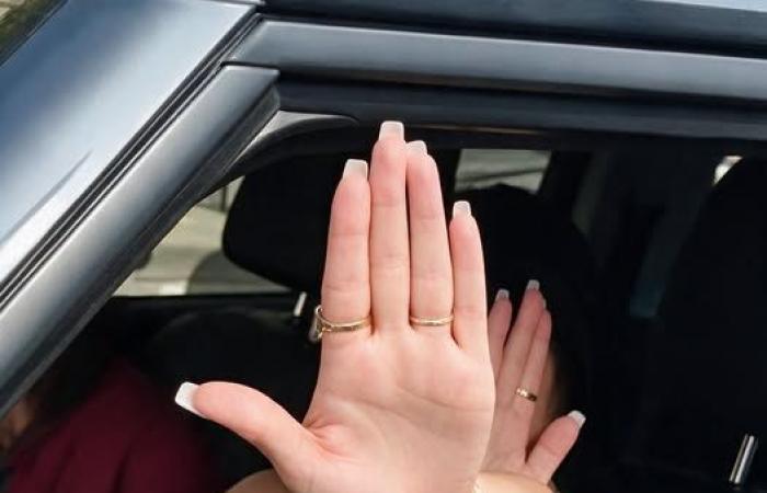 بالبلدي : فيديو
      واقعة
      النزهة..
      تفاصيل
      دهس
      ديلفري
      من
      فتاة
      سكرانة
      يثير
      الجدل