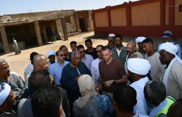 محافظ
      أسوان
      يتفقد
      مدرسة
      بنبان
      للوقوف
      على
      مشكلة
      ارتفاع
      منسوب
      المياه
      داخلها