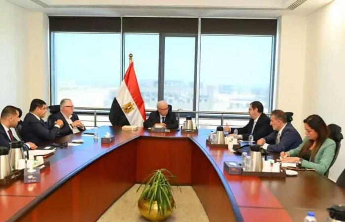 نائب
      رئيس
      الوزراء
      للشؤون
      الاقتصادية
      يبحث
      مستجدات
      مشروع
      ”برج
      فوربس
      العالمي”
      بالعاصمة
      الجديدة