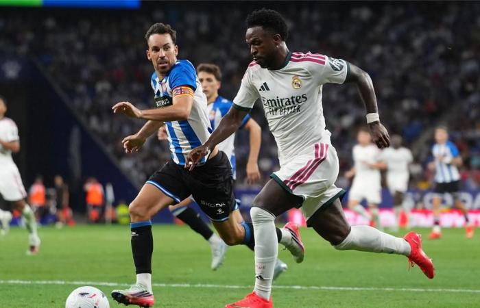 بالبلدي : إسبانيول
      يسخر
      من
      التحكيم
      بسبب
      فينيسيوس
      جونيور
      بعد
      الخسارة
      أمام
      ريال
      مدريد